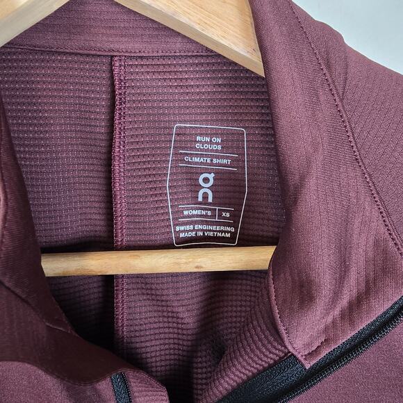 On Cloud Running Climate Shirt 1/4 Zip Womens Size XS Mulberry Pullover LS - Picture 2 of 3